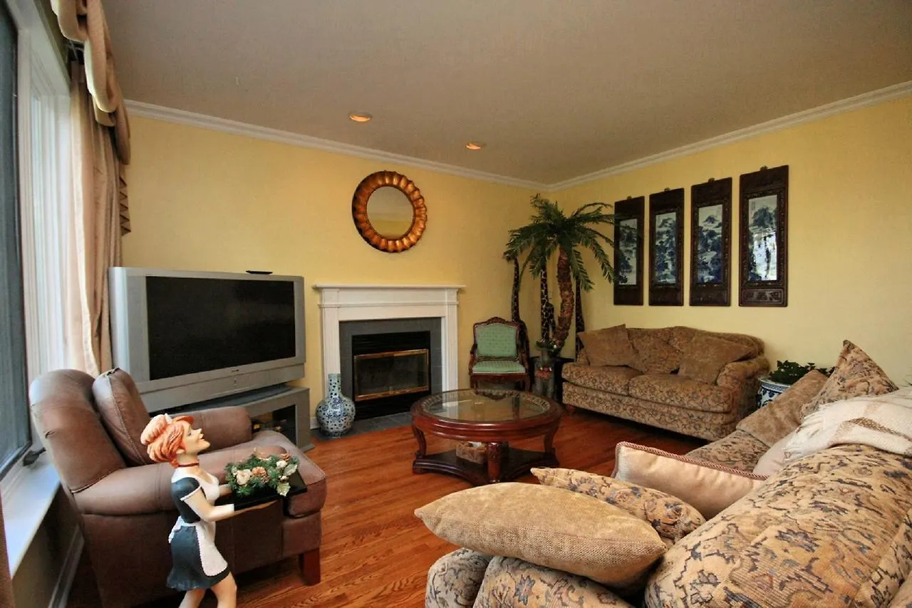 Estate Home With Indoor Swimming Pool 渥太華
